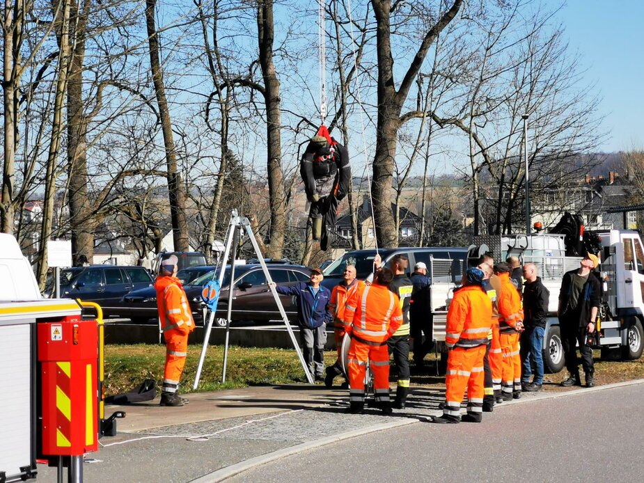 Aus dem Schacht wurde ein Dummy gerettet. Foto: Stadtverwaltung Flöha/ Kay Morgenstern