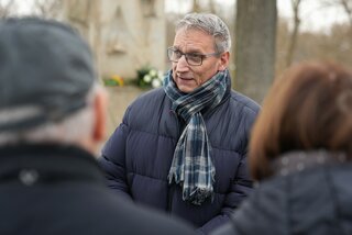 Oberbürgermeister Volker Holuscha gedachte mit mahnenden Worten am Holocaust Gedenktag der Opfer der faschistischen Gewaltherrschaft am Ehrenmal der Opfer des Faschismus. Foto: Stadtverwaltung Flöha/ Erik Frank Hoffmann