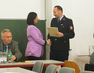 Feuerwehrvereinschef Tino Auerbach (r.)  begrüßte die Landtagsabgeordnete Susan Leithoff (M.) als neues Fördermitglied. Foto:  FFW Flöha/Justin Giesecke   