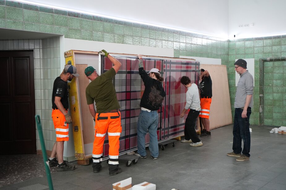Der Bauhof half beim Abbau der besonders schweren Ausstellungsstücke mit. Foto: Stadtverwaltung Flöha