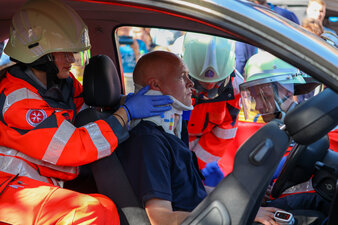 Der Rettungsdienst betreute die verunfallte Person bis diese aus dem Fahrzeug befreit werden konnte. Foto: Stadtverwaltung Flöha/ Erik Frank Hoffmann