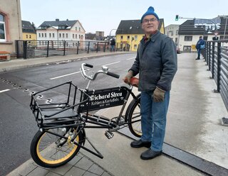Wolfgang Wundram unternahm mit seinem historischen Elite-Diamant-Fahrrad den Brückentest. Foto: Knut Berger