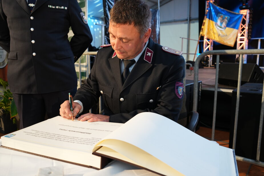 Für die Ortsfeuerwehr Falkenau unterschrieb stellvertretend der Ortswehrleiter Daniel Müller. Foto: Stadtverwaltung Flöha/ Erik Frank Hoffmann
