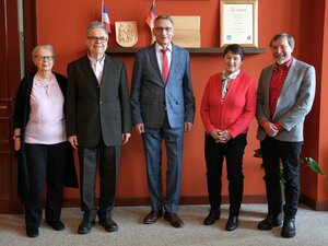 Oberbürgermeister Volker Holuscha (m.) besonders über die Verwandten und Nachfahren Frau Helene Clauss (l.) und Herrn Rainer Clauss (2.v.l.) angereist aus Wien und Frau Anne Claußnitzer (2.v.r.) und Herrn Rainer Claußnitzer (r.) der Familie Clauß. Foto: Stadtverwaltung Flöha/ Erik Frank Hoffmann