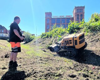 Ferngesteuerte Mähraupe für den Bauhof im Einsatz. Foto: Stadtverwaltung Flöha/ Carsten Hunger