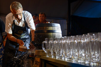 Ein Höhepunkt war der Fassbieranstich des Oberbürgermeisters Volker Holuscha. Foto: Stadtverwaltung Flöha/ Erik Frank Hoffmann