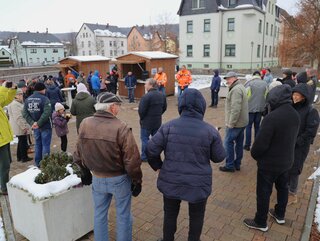 Trotz Regens kamen zahlreiche Bürgerinnen und Bürger zur offiziellen Einweihung. Foto: Stadtverwaltung Flöha/ Erik Frank Hoffmann