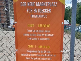 Insgesamt 4 Banner hängen rund um die Baustelle Marktplatz-4 Perspektiven mit einem Blick in die Zukunft. Foto: Stadtverwaltung Flöha/ Bauamt