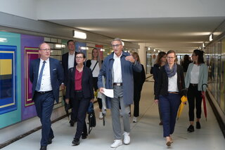 Auf dem Weg zur neuen Stadtmitte wurde auch die farbenfrohe Bahnhofsunterquerung bestaunt. Bild: Stadtverwaltung Flöha