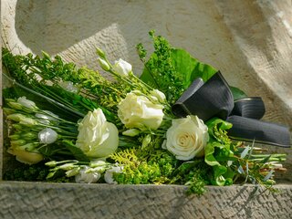 Anlässlich des Gedenktags zum Ende des Zweiten Weltkriegs legte Oberbürgermeister Volker Holuscha ein Blumengebinde nieder. Foto: Stadtverwaltung Flöha/ Erik Frank Hoffmann