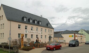 Ortskern des Ortsteils Falkenau mit Volkshaus und Einkaufszentrum "Tante Enso"  Ortskern des Ortsteils Falkenau mit Volkshaus und Einkaufszentrum "Tante Enso"