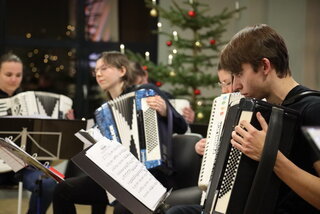 Bildunterschrift: Für die musikalische Umrahmung sorgte das Akkordeonorchester „Fisarmonicer“. Foto: Stadtverwaltung Flöha/ Erik Frank Hoffmann