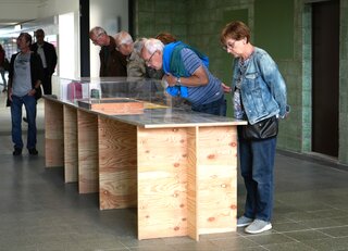 Besucher an einem Schautisch. Foto: Stadtverwaltung Flöha