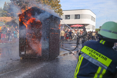 Der historische Löschzug bekämpfte die Flammen eines im Vollbrand stehenden Holzhäuschens. Foto: Erik Frank Hoffmann