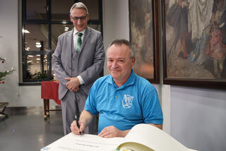 Bildunterschrift:  Für seine besonderen Verdienste bei der Erforschung der Bergbaugeschichte und Heimatpflege im Ortsteil Falkenau wurde Mike Glöckner vom Heimatverein Falkenau in das Ehrenbuch der Stadt Flöha eingetragen. Foto: Stadtverwaltung Flöha/ Erik Frank Hoffmann