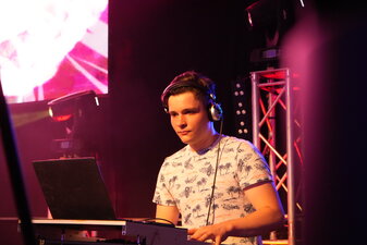 Unterhaltsam in die Nacht zum Samstag ging es mit DJ Stan. Foto: Stadtverwaltung Flöha/ Erik Frank Hoffmann