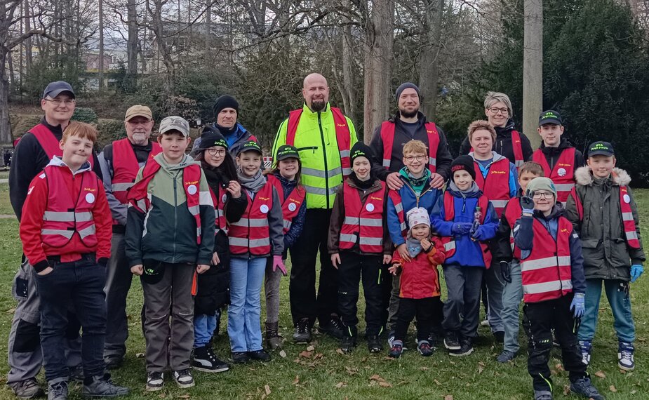  Kinder und Jugendlichen des Ganztagsangebotes „Junge Helfer“ der Grundschule Flöha mit Eltern und Betreuer. Foto: Junge Helfer