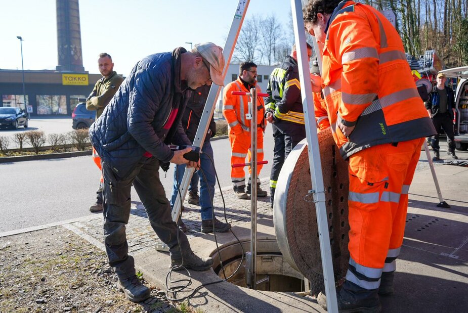 Vor der Übung hat Thomas Götzel eine Freimessung mit einem Gasmessgerät durchgeführt. Foto: Stadtverwaltung Flöha/ Erik Frank Hoffmann