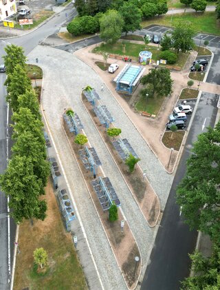 Der neu gestaltete Bahnhofsvorplatz im Juli 2025. Foto: Stadtverwaltung Flöha/ Erik Frank Hoffmann
