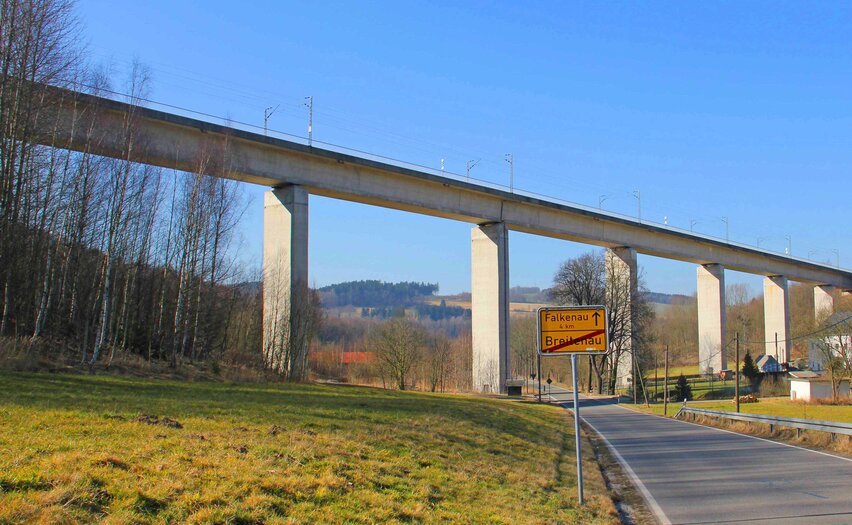 Durch eine 1987 bis 1992 erbaute geradlinige Neubautrasse mit zwei modernen Talbrücken konnte der von zunehmenden Verschleißerscheinungen betroffene Hetzdorfer Viadukt außer Dienst gestellt werden. Im Bild die Talbrücke über den Hetzbach. Durch eine 1987 bis 1992 erbaute geradlinige Neubautrasse mit zwei modernen Talbrücken konnte der von zunehmenden Verschleißerscheinungen betroffene Hetzdorfer Viadukt außer Dienst gestellt werden. Im Bild die Talbrücke über den Hetzbach.