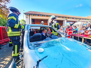 Bei einer Schauvorführung am Nachmittag zeigte die Feuerwehr Flöha zusammen mit dem Rettungsdienst der Johanniter Unfallhilfe eine patientengerechte Rettung aus einem verunfallten Fahrzeug. Foto: Stadtverwaltung Flöha/ Erik Frank Hoffmann