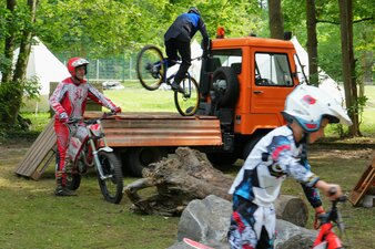 Eine Motorradshow des MC Flöha war im Baumwollpark gut besucht. Foto: Stadtverwaltung Flöha/ Birgit Pestel