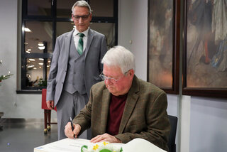 Bildunterschrift: Der ehemalige Oberbürgermeister der Stadt Flöha, Friedrich Schlosser, wurde für seine herausragenden Verdienste als Oberbürgermeister an der Stadtentwicklung in seiner fünfundzwanzigjährigen Amtszeit sowie für sein besonderes soziales Engagement geehrt. Foto: Stadtverwaltung Flöha/ Erik Frank Hoffmann