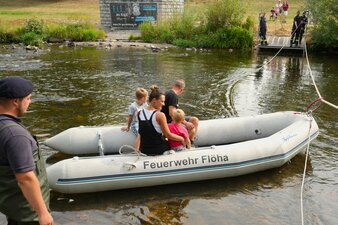 Die Feuerwehr setzte die Festbesucher an der ehemaligen Brücke zum Park mittels Schlauchboot über. Foto: Stadtverwaltung Flöha/ Birgit Pestel