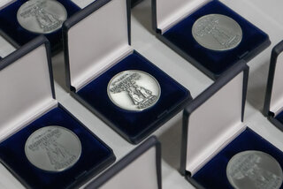 Erstmals wurde zur Sportlerehrung an die Geehrten eine Medaille übergeben. Foto: Stadtverwaltung Flöha / Erik Frank Hoffmann