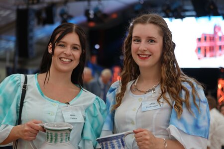 Die Verwaltungsmitarbeiterinnen Leonie Wolf (l.) und Marie Lange (r.) verkörperten die Wappenmädchen als Miss Flöha und Miss Zschopau, welche auf dem Flöhaer Stadtwappen zu sehen sind. Foto: Stadtverwaltung Flöha/ Erik Frank Hoffmann