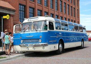 Mit einem Ikarus-Bus wurden geschichtliche Stadtrundfahrten durch Flöha und Falkenau angeboten, welche bereits im Vorfeld auf großen Zuspruch stießen. Foto: Knut Berger