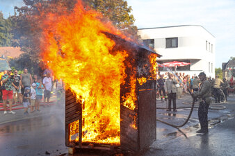 Der historische Löschzug bekämpfte die Flammen eines im Vollbrand stehenden Holzhäuschens. Foto: Erik Frank Hoffmann