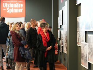 Viele Interessierte schauten sich die Werke der Ausstellung bei der Eröffnung an. Foto: Stadtverwaltung Flöha/ Erik Frank Hoffmann