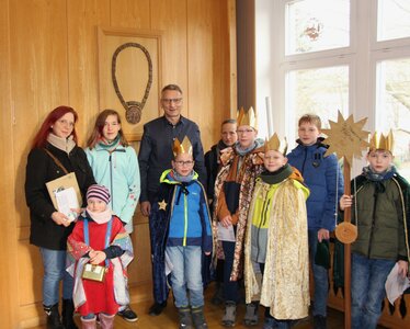 Am 28. Dezember besuchten die Sternsinger das Flöhaer Rathaus und überbrachten ihren Segen. Foto: Stadtverwaltung Flöha