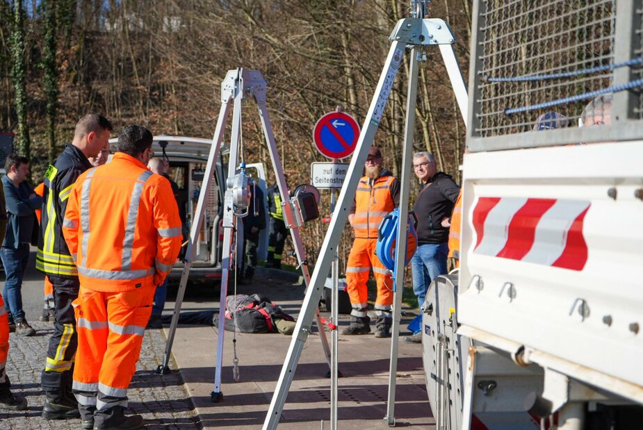 Auch mit dreibeinigen Hebevorrichtungen wurde das Retten des Dummys im Schacht geprobt. Foto: Stadtverwaltung Flöha/ Erik Frank Hoffmann