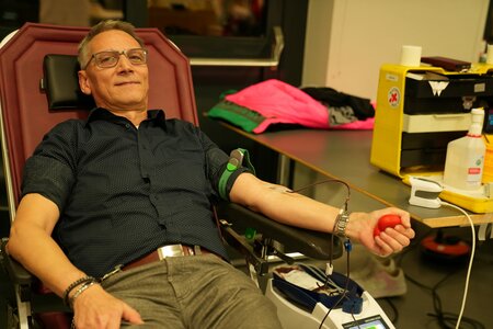 Oberbürgermeister Volker Holuscha setzt bei der Blutspende ein Zeichen für gesellschaftliches Engagement. Foto: Stadtverwaltung Flöha/ Erik Frank Hoffmann