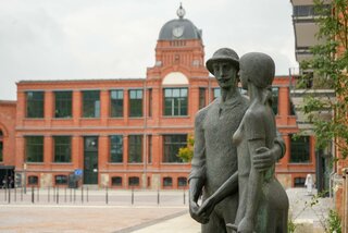 Blick vom Markt auf die Plastik „Französischer Bergarbeiter und Flöhaer Spinnerin/Flöha/Mericourt“ und das Rathaus. Foto: Stadtverwaltung Flöha/ Erik Frank Hoffmann