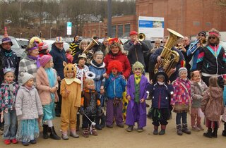 Rund 120 Mädchen und Jungen waren beim Kinderfasching dabei. Die Musik kam vom Blasorchester Flöha. Foto: Gerald Helling