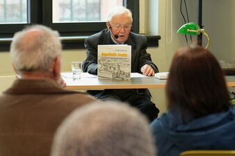Ortschronist Lothar Schreiter gab eine Lesung aus dem Buch "Ägyptisch Maco", welches die Geschichte Flöhas im Sinne der Baumwolle aufarbeitet. Foto: Stadtverwaltung Flöha/ Erik Frank Hoffmann