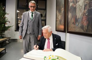 Bildunterschrift: Der ehemalige Bürgermeister Günter Klug wurde für sein sechzigjähriges kommunalpolitisches Engagement und seine herausragende kommunalpolitische Verdienste als Bürgermeister beim Aufbau demokratischer Strukturen in der Stadt Flöha mit dem Eintrag in das Ehrenbuch geehrt. Foto: Stadtverwaltung Flöha/ Erik Frank Hoffmann