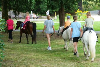 Tierisch cool wurde es für die kleinen Gäste beim Ponyreiten. Foto: Stadtverwaltung Flöha/ Birgit Pestel