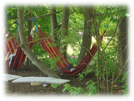 Spiel im Freien auf dem Schulhof und im Garten